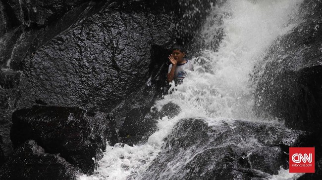 Air terjun Sedudo di Nganjuk, Jawa Timur berwarna kehitaman sempat meriuhkan netizen, Humas BNPB Sutopo menjawab berbagai cuitan netizen mengenai fenomena itu.