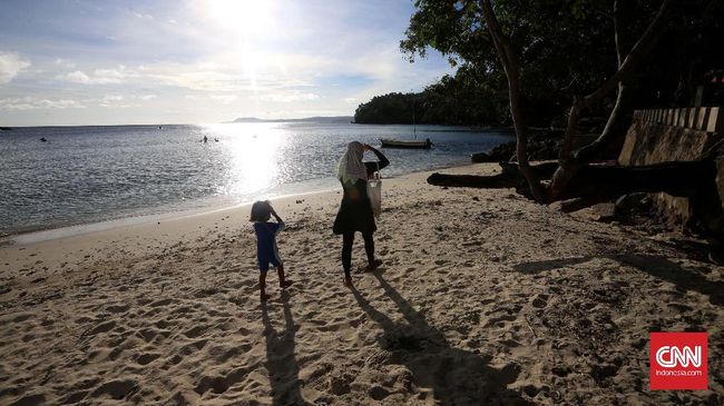 Cukup dengan menaburkan bedak tersebut ke tangan, lalu mengusapkannya ke bagian tubuh yang berpasir, maka pasir tersebut bisa lepas dengan sendirinya.