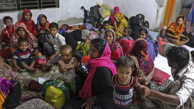 Badai Siklon Mora menerjang Bangladesh, Selasa (30/5), membawa angin kencang berkekuatan 135 km/jam dan menghancurkan ribuan rumah.