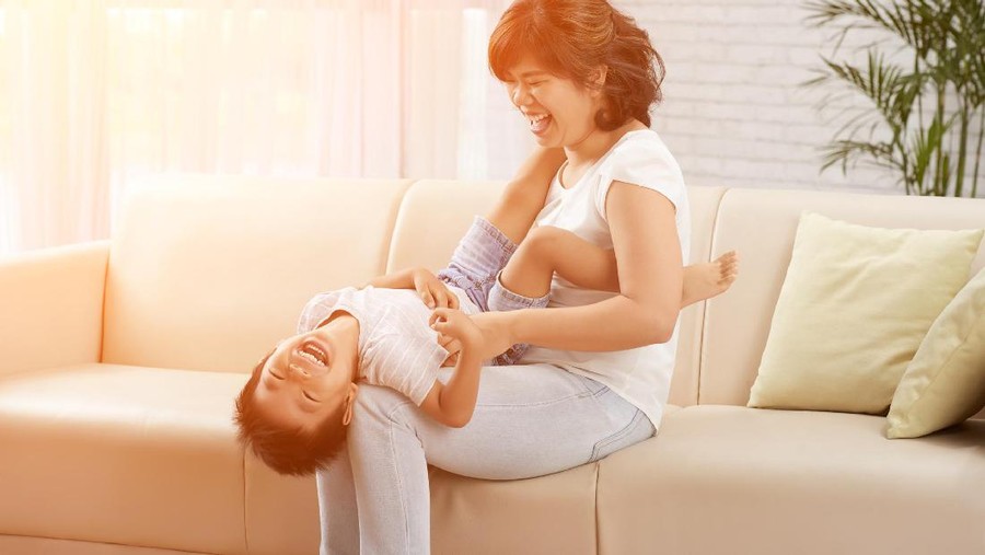 Tertawa Saat Digelitiki Belum Tentu Tanda Anak Senang Lho