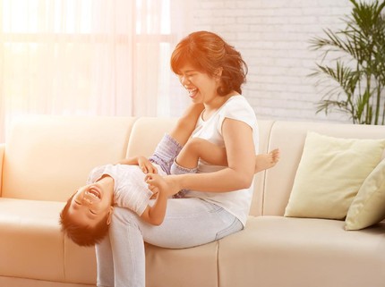 Tertawa Saat Digelitiki Belum Tentu Tanda Anak Senang Lho