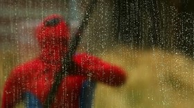 Pria Filipina Sulap Sandal Butut Jadi 'Superhero'