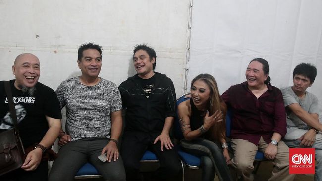 Dwiki Dharmawan mengaku sering tak puasa karena menemani Gilang Ramadhan apel kekasihnya dari Bandung ke Jakarta.