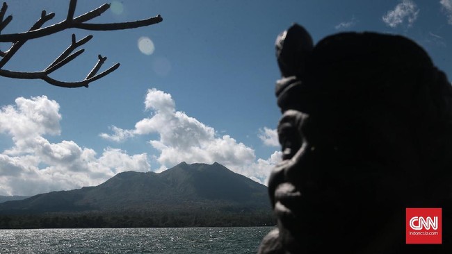 Seorang pendaki Gunung Batur, Kintamani, Bali meninggal dunia usai tergelincir dan masuk jurang di puncak gunung pada Minggu (8/3).