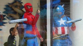 'Spider-Man' dan 'Captain America' Jadi Pembersih Jendela