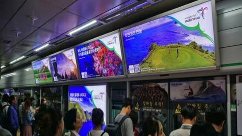 Brand Wonderful Indonesia terus menghiasi berbagai tempat strategis di negara-negara berpotensi mendatangkan wisatawan ke Indonesia.