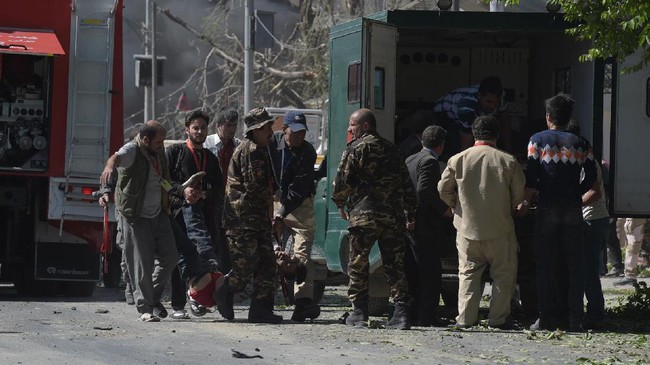 Taliban berkali-kali membantah terlibat serangan bom di Kabul. Mereka mengancam akan melakukan pembalasan jika pemerintah Kabul mengeksekusi anggotanya.