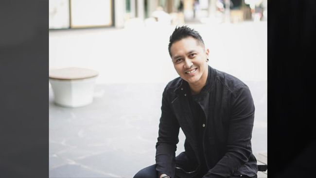 Pesulap Demian Aditya 'pura-pura mati' dalam aksi sulapnya di America's Got Talent. Lewat aksi itu ia berhasil memukau para juri, termasuk Simon Cowell.