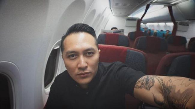 Mantan pesulap kawakan Deddy Corbuzier angkat bicara soal dugaan kecelakaan yang dialami rekannya, Demian Aditya, saat beraksi dalam SCTV Awards.
