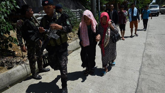 Wali Kota Iligan merilis surat perintah agar warganya menembak teroris dari kelompok Maute yang diduga menyusup untuk kabur dari pertempuran sengit di Marawi.