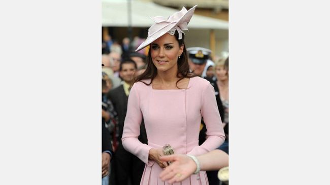 Kate Middleton kembali mencuri perhatian saat menghadiri parade kerajaan menggunakan gaun dengan warna yang paling trendi di fesyen sekarang ini.