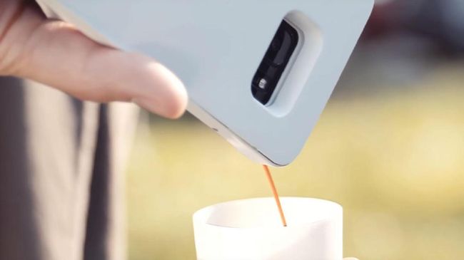 Seiring dengan pengembangan teknologi, pembungkus ponsel ini nyatanya juga bisa menjadi sebuah mesin kopi atau espresso machine.