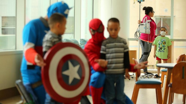 'Spider-Man' dan 'Captain America' Jadi Pembersih Jendela