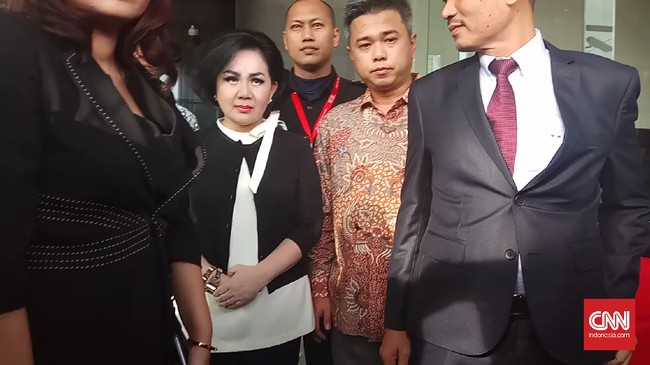 Artalyta Suryani atau Ayin mendatangi KPK untuk diperiksa sebagai saksi kasus BLBI PT BDNI dengan tersangka ketua BPPN Syafruddin Temenggung.