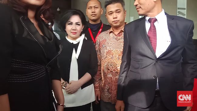 Ayin Diperiksa KPK Sebagai Saksi Kasus BLBI Artalyta Suryani atau Ayin mendatangi KPK untuk diperiksa sebagai saksi kasus BLBI PT BDNI dengan tersangka ketua BPPN Syafruddin Temenggung.