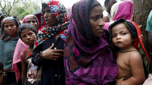 Muslim Rohingya melaporkan kehilangan keluarganya, kasus pembunuhan, dan perkosaan kepada wartawan internasional yang datang pertama kali ke Rakhine. 
