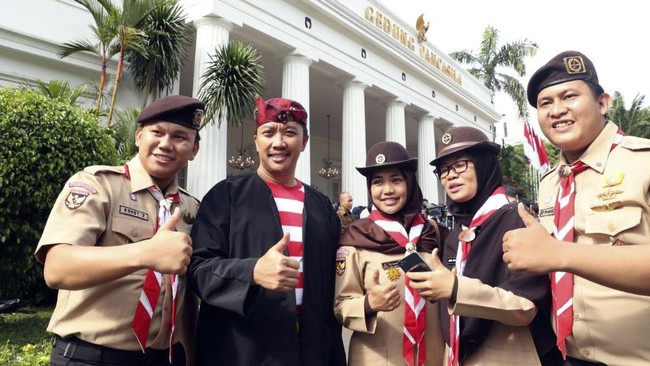 Menpora Imam Nahrawi mengenakan pakaian khas Madura saat menghadiri upacara peringatan Hari Lahir Pancasila yang dipimpin langsung Presiden Joko Widodo.