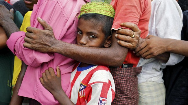 Bentrokan terbaru antara pemberontak Rohingya dan pasukan pemerintah merenggut 104 jiwa dan memaksa ribuan orang untuk mengungsi atau dievakuasi.