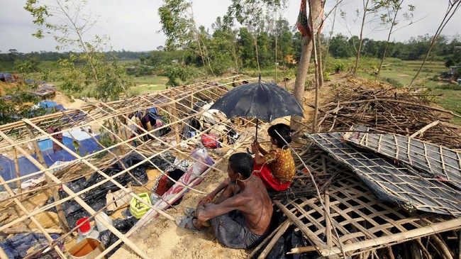 Para pengungsi Rohingya di Bangladesh berusaha mencari jalan keluar dari negara itu karena ketidakjelasan status dan kondisi tempat tinggal yang tidak layak.