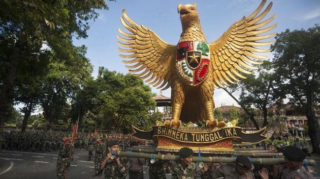 Pancasila tak hanya sebatas identitas dan simbol, tetapi mengandung makna dan nilai luhur. Berikut urutan lambang Pancasila, sila 1-5, dan maknanya.