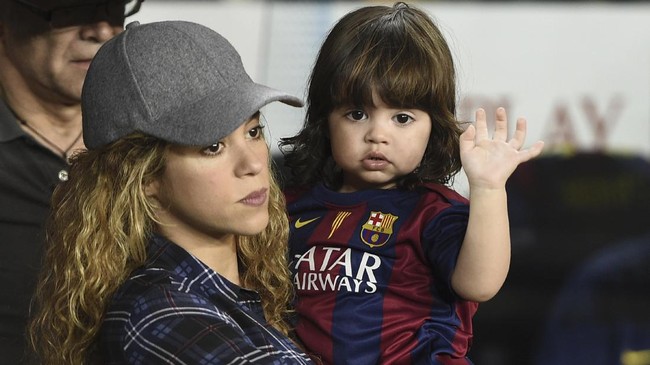 Penyanyi asal Kolombia yang juga kekasih Gerard Pique, Shakira, membantah rumor berseteru dengan tunangan Lionel Messi: Antonella Roccuzzo.