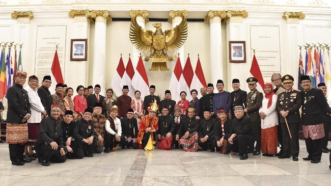 Presiden dan jajaran menteri lakukan upacara di Gedung Pancasila, Jakarta. Menariknya, mereka datang mengenakan pakaian adat.