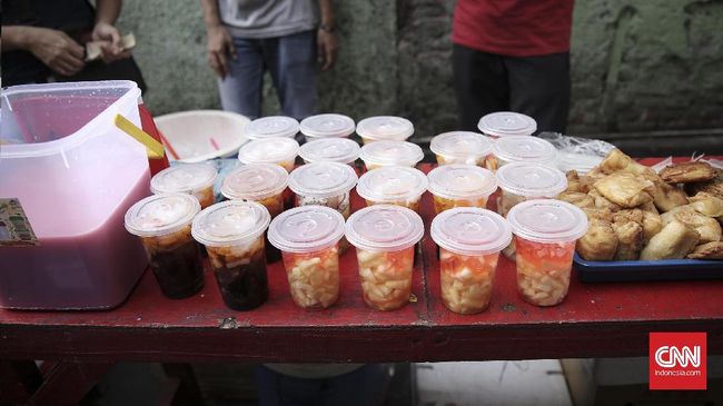 Banyak orang tak sadar kalau takjil yang dijual di pasar ternyata berkontribusi pada peningkatan jumlah sampah, berikut cara mengurangi sampah di bulan ramadan.