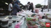 Buka Puasa ala Warga Pendatang di Bali Pasar di daerah Gelogor Carik, Denpasar Selatan selalu ramai dengan beragam makanan mulai dari bubur kacang hijau, kolak, gorengan, hingga lauk pauk.