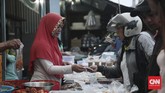 Buka Puasa ala Warga Pendatang di Bali Pasar di daerah Gelogor Carik, Denpasar Selatan selalu ramai dengan beragam makanan mulai dari bubur kacang hijau, kolak, gorengan, hingga lauk pauk.