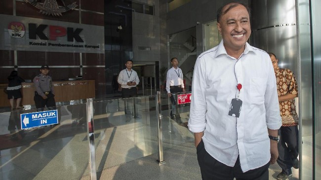 KPK menyatakan tengah menyelidiki pihak yang memberikan salinan BAP kepada tersangka politikus Golkar Markus Nari. 