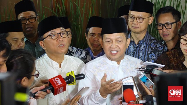 Ketua PAN Zulkifli Hasan enggan menyebut pihak yang dia tuding memberi order di balik penyebutan nama Amien Rais dalam kasus korupsi pengadaan alkes.