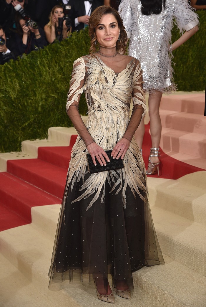 Menghadiri Met Gala 2016, Ratu Rania tampil mencuri perhatian mengenakan gaun rancangan rumah mode Valentino. Foto: Getty Images