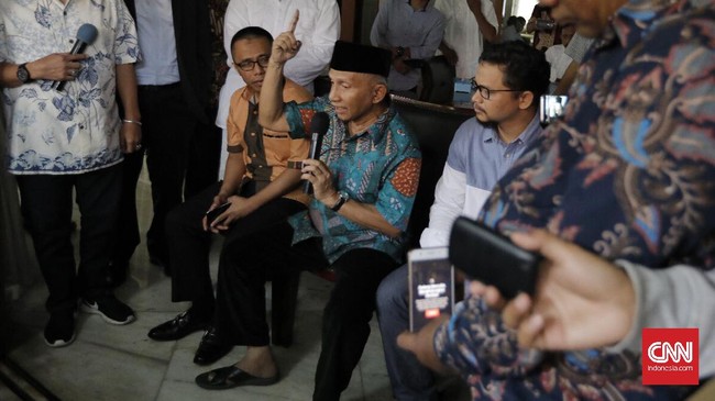 Majelis hakim menyatakan uang yang masuk ke rekening Amien Rais, sebesar Rp600 juta tak bisa dipastikan bagian dari dugaan korupsi proyek Alkes.