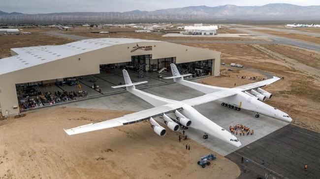 Pesawat raksasa tersebut memiliki panjang sayap yang membentang hingga 117 meter. Secara ukuran Stratolaunch jauh lebih bongsor ketimbang pesawat saat ini.