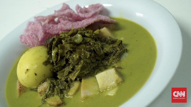 Lontong pakis telur, salah satu hidangan khas Padang dengan sayur daun pakis dan kuah santan. (CNN Indonesia/Ranny Virginia Utami)