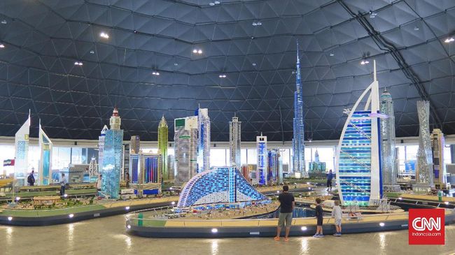 Marsa Al Arab adalah sebuah mega proyek seluas 4 juta kaki persegi, berbentuk dua pulau yang terletak di sebelah kanan dan kiri Burj Al Arab Jumeirah.