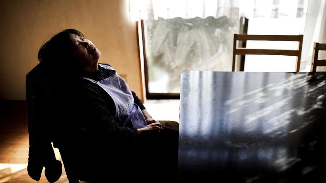 In this picture taken on January 10, 2017, dementia-stricken Kimiko Ito takes a nap while waiting for her husband to bring her lunch at their house in Kawasaki.
One of the world's most rapidly aging and long-lived societies, Japan is at the forefront of an impending global healthcare crisis. Authorities are bracing for a dementia timebomb and their approach could shape policies well beyond its borders. / AFP PHOTO / BEHROUZ MEHRI / TO GO WITH Japan-society-ageing-dementia,FEATURE by Natsuko FUKUE