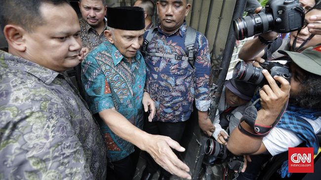 Amien Rais Hanya Ingin Ditemui Pimpinan KPK Amien Rais tak akan datang jika hanya diminta menemui bagian pengaduan. Keengganan pimpinan KPK menemui Amien dinilai merendahkan mantan Ketua MPR itu.
