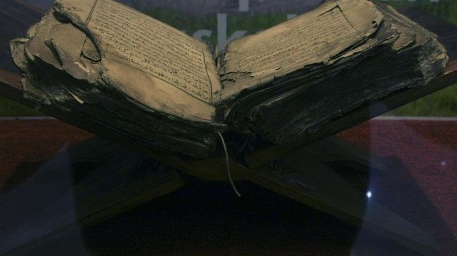 Alquran tulisan tangan, diperkirakan usianya lebih dari 400 tahun, kini disimpan di Museum Provinsi Sulawesi Tenggara.