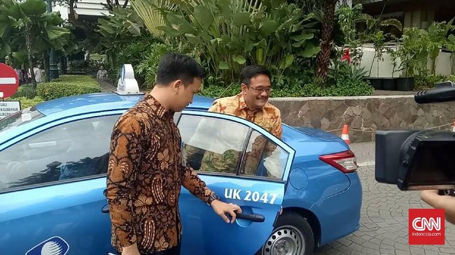 Seorang sopir taksi perempuan grogi saat tahu penumpangnya adalah Djarot Saiful Hidayat. Saat menurunkannya, si sopir mengaku adalah pemilih Djarot di Pilkada.