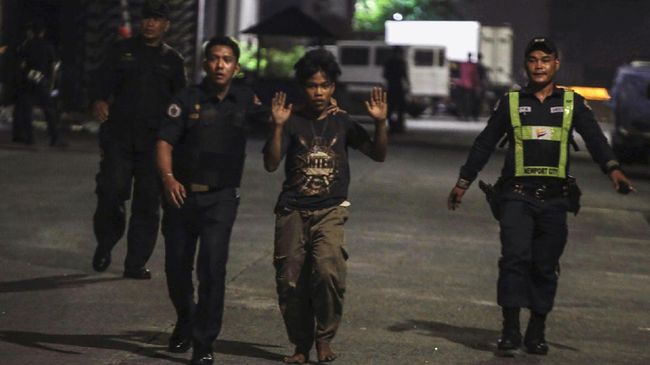 Polisi Filipina Tembak Mati 26 Pengedar Narkotik uru Bicara Kepolisian Manila, Kolonel Erwin Margarejo menyebut operasi di Bulachan dan Manila merupakan penumpasan pengedar narkotik yang terbesar.