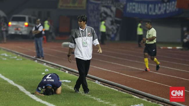 Stefano 'Teco' Cugurra menegaskan tidak akan mundur dari Persija usai timnya menang 2-0 atas Arema. Namun, ia tetap menunggu keputusan dari manajemen.