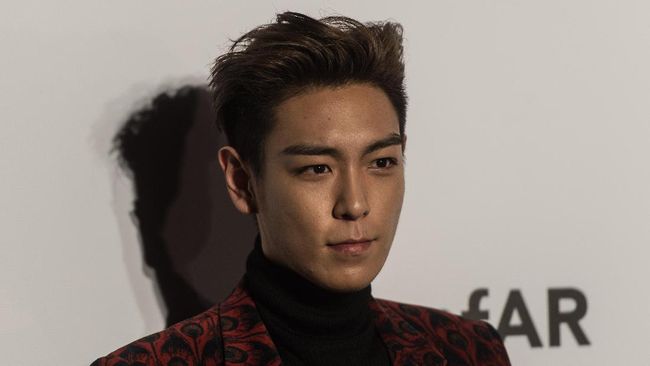 South Korean rapper, singer-songwriter and actor T.O.P. poses on the red carpet during the 2015 amfAR Hong Kong gala at Shaw Studios in Hong Kong on March 14, 2015. amfAR, the Foundation for AIDS Research, held its inaugural fundraising gala in Hong Kong on March 14. AFP PHOTO / ANTHONY WALLACE / AFP PHOTO / ANTHONY WALLACE