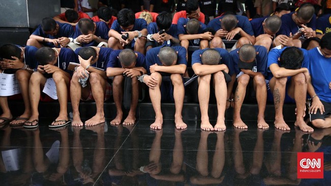 Sebanyak 22 anggota geng motor di Makassar ditangkap. Polisi juga menyita busur panah saat menggerebek markas geng motor tersebut.
