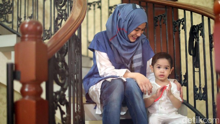 Jujur adalah nilai yang perlu kita tanamkan pada anak sejak dini. Nah, cerita Alyssa Soebandono mengajarkan kejujuran pada anak, mungkin bisa menginspirasi.