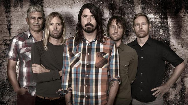 Kecintaan Taylor Hawkins pada musik sudah terlihat sejak kecil. Saat remaja, Hawkins bermain untuk band yang berbasis di Orange County, Sylvia.