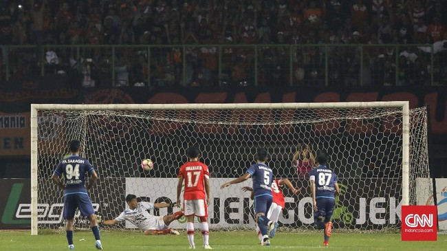 Striker gaek Persija Jakarta, Bambang Pamungkas, mengomentari upaya eksekusi penalti yang digagalkan kiper Arema FC, Kurnia Meiga.