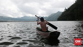 Puluhan Ribu Ikan Nila Mati Keracunan di Danau Batur Bali