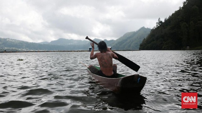 Sejauh ini sekitar 17 ton bangkai ikan mati di Danau Batur, Bali karena keracunan belerang sudah dievakuasi. 