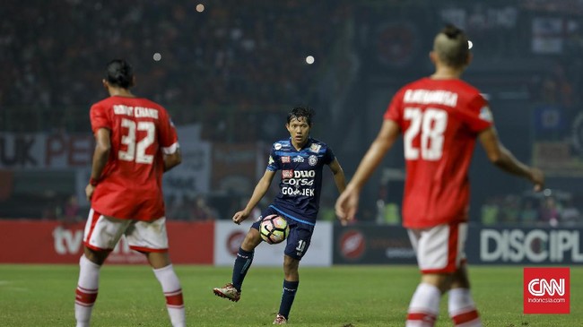Untuk mengisi kekosongan yang ditinggal Stefano Lilipaly, pelatih Timnas Indonesia Luis Milla memanggil Adam Alis untuk pertandingan uji coba melawan Kamboja.